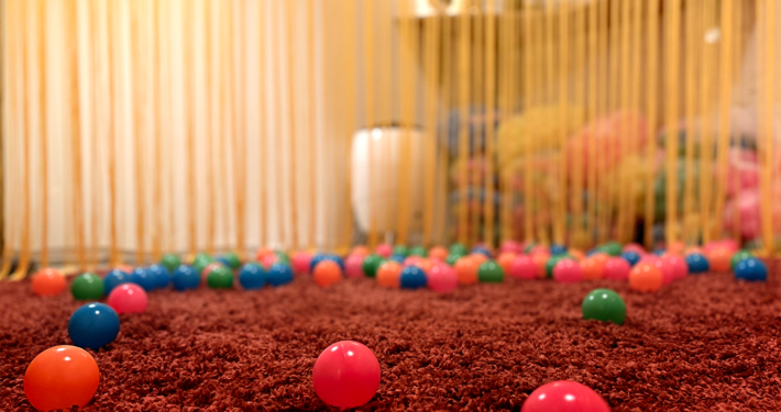 Playbound Kreativa Rummet - Bollhav och mjuk matta Playbound Kreativa Rummet - Bollhav och mjuk matta